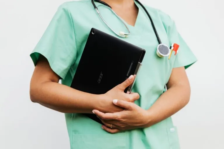 Bonetele Laura Olteanu: Eleganta si profesionalism in lumea medicala