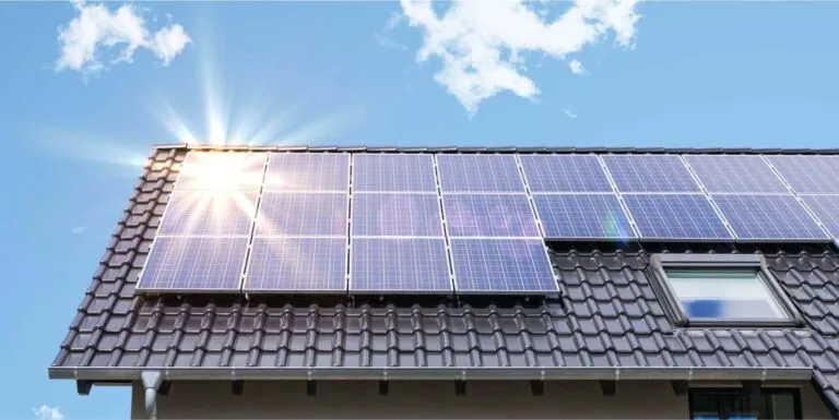 Panouri solare și mobilitate electrică: Un duo pentru un viitor sustenabil