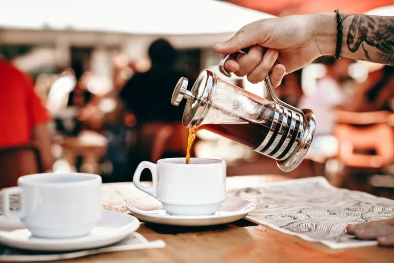 Cum să Îți Îmbunătățești Experiența de Cafea cu Tehnici de Preparare Avansate Photo Coffee brewing