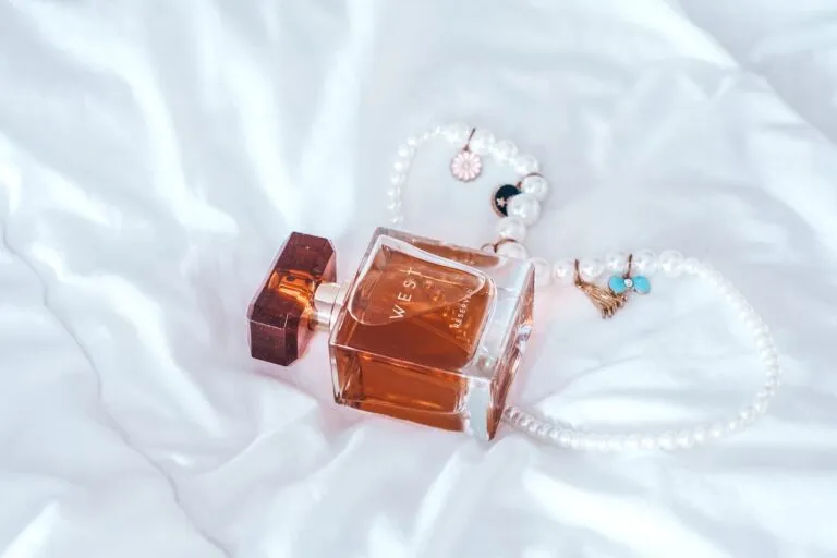 Un cadou de neuitat: De ce un parfum de femei este alegerea perfecta pentru orice ocazie Un cadou de neuitat: De ce un parfum de femei este alegerea perfecta pentru orice ocazie