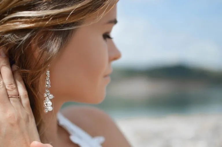 Accesorii care transformă orice outfit Photo Statement earrings