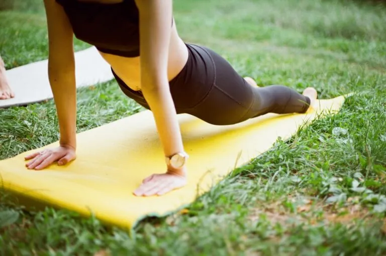 Beneficiile exercițiilor în aer liber asupra sănătății mintale Photo Outdoor yoga