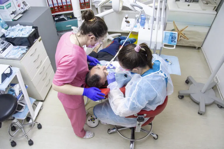 Ortodonție invizibilă — dinți drepți cu Invisalign și Spark Ortodonție invizibilă — dinți drepți cu Invisalign și Spark