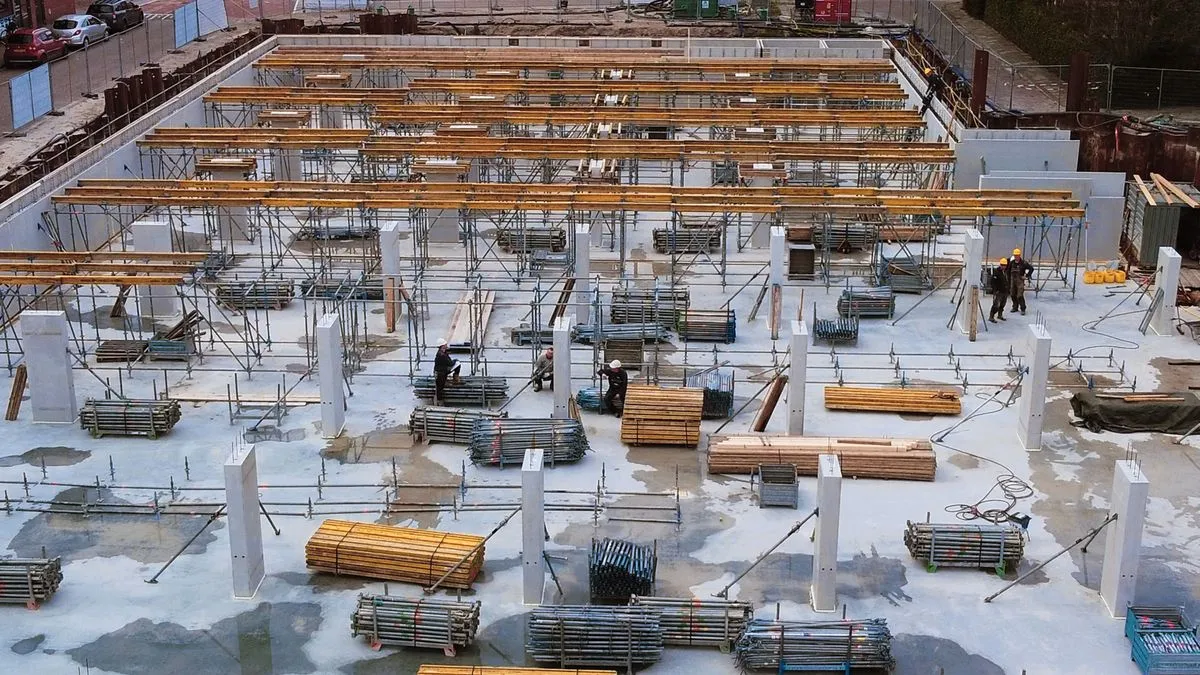 Muncitor montând o fereastră termopan nouă în golul de zid al unei case