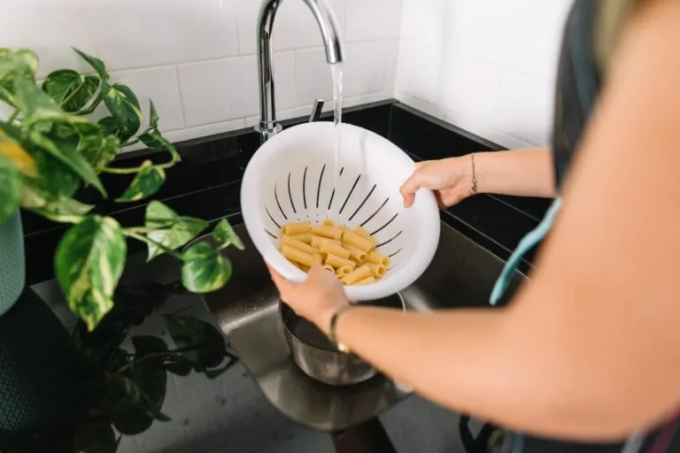 Ce se întâmplă dacă nu schimbi la timp filtrele de apă de sub chiuvetă? Ce se întâmplă dacă nu schimbi la timp filtrele de apă de sub chiuvetă?