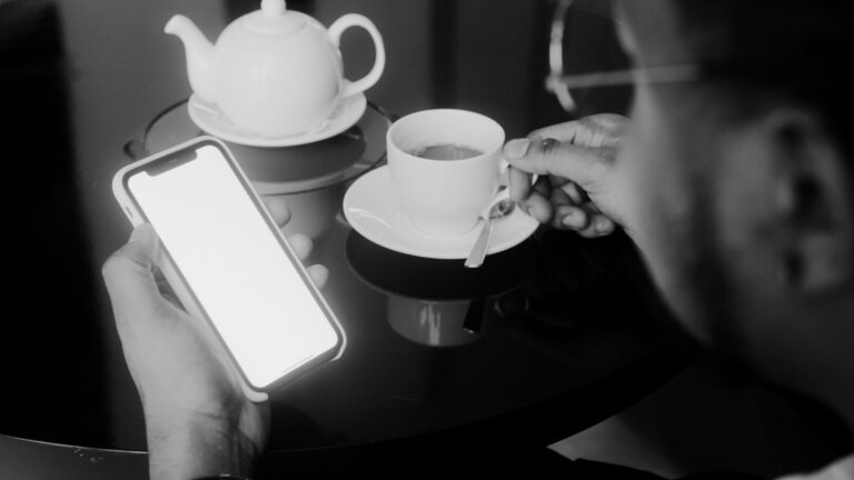 Telefon mobil pe o masă, cu un apel de la un număr necunoscut afișat pe ecran