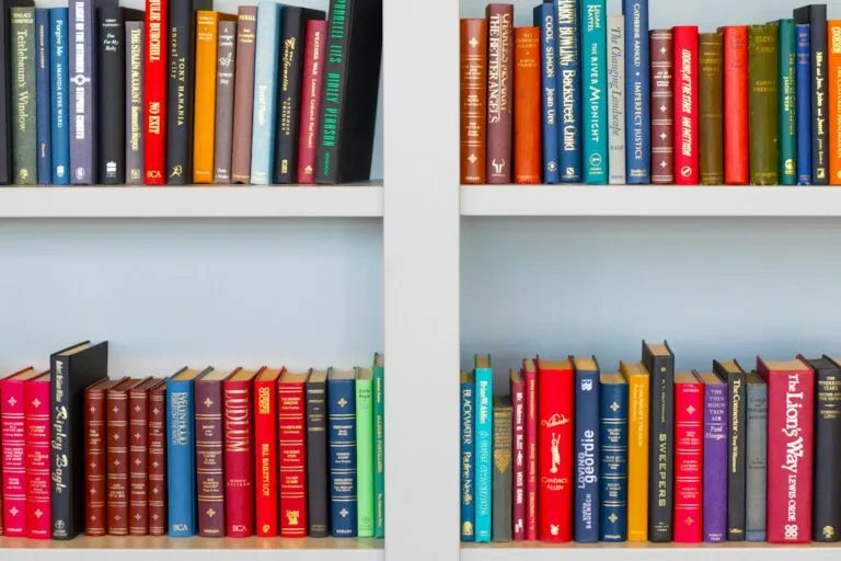 Cum să îți reorganizezi biblioteca pentru a găsi cărțile mai ușor Photo bookshelf organization tips